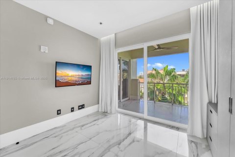 Condo in Miami Beach, Florida, 4 bedrooms  № 1970219 - photo 26