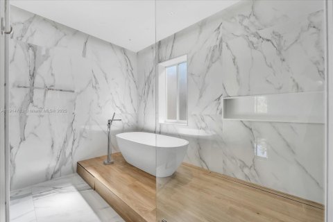 Condo in Miami Beach, Florida, 4 bedrooms  № 1970219 - photo 22