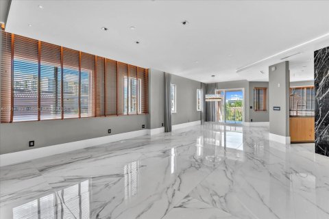 Condo in Miami Beach, Florida, 4 bedrooms  № 1970219 - photo 3