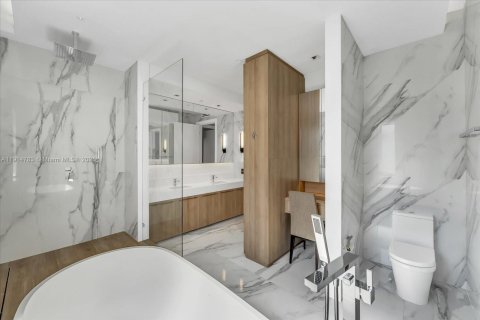 Condo in Miami Beach, Florida, 4 bedrooms  № 1970219 - photo 23