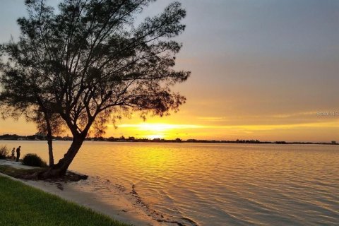 Condominio en venta en Saint Petersburg, Florida, 2 dormitorios, 82.68 m2 № 2306815 - foto 4