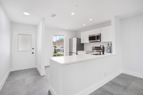 Condo in Lake Worth, Florida, 2 bedrooms  № 2188591 - photo 8