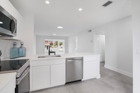 Condo in Lake Worth, Florida, 2 bedrooms № 2188591