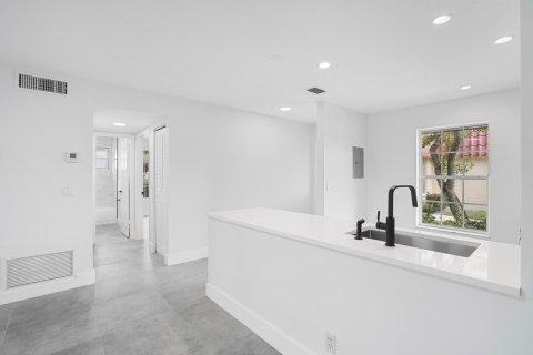 Condo in Lake Worth, Florida, 2 bedrooms  № 2188591 - photo 7