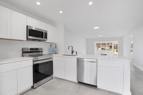 Condo in Lake Worth, Florida, 2 bedrooms  № 2188591 - photo 10