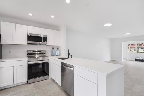 Condo in Lake Worth, Florida, 2 bedrooms  № 2188591 - photo 12