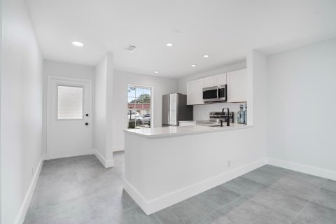 Condo in Lake Worth, Florida, 2 bedrooms  № 2188591 - photo 2