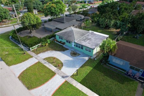 House in North Miami Beach, Florida 3 bedrooms, 129.6 sq.m. № 1696836 - photo 4