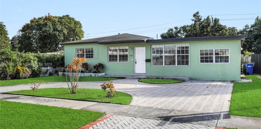 House in North Miami Beach, Florida 3 bedrooms, 129.6 sq.m. № 1696836