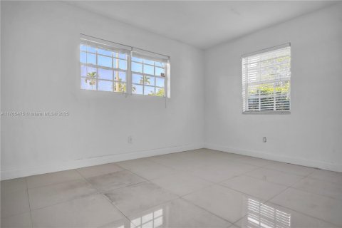 House in North Miami Beach, Florida 3 bedrooms, 129.6 sq.m. № 1696836 - photo 21