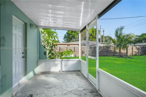 House in North Miami Beach, Florida 3 bedrooms, 129.6 sq.m. № 1696836 - photo 5