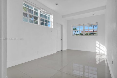 House in North Miami Beach, Florida 3 bedrooms, 129.6 sq.m. № 1696836 - photo 17