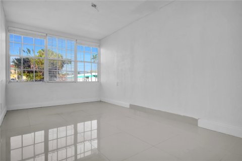 House in North Miami Beach, Florida 3 bedrooms, 129.6 sq.m. № 1696836 - photo 12