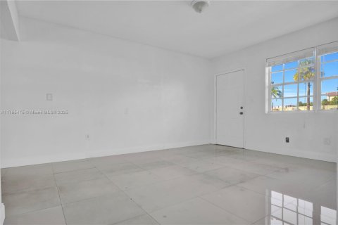 House in North Miami Beach, Florida 3 bedrooms, 129.6 sq.m. № 1696836 - photo 18