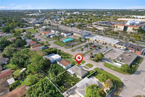 House in North Miami Beach, Florida 3 bedrooms, 129.6 sq.m. № 1696836 - photo 9