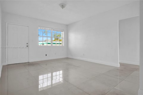 House in North Miami Beach, Florida 3 bedrooms, 129.6 sq.m. № 1696836 - photo 19