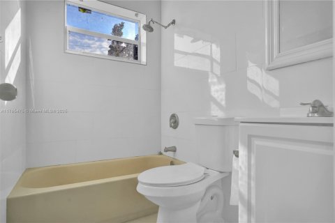 House in North Miami Beach, Florida 3 bedrooms, 129.6 sq.m. № 1696836 - photo 14