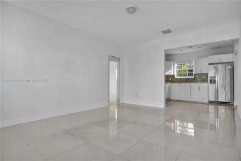 House in North Miami Beach, Florida 3 bedrooms, 129.6 sq.m. № 1696836 - photo 13