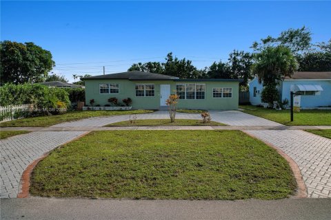 House in North Miami Beach, Florida 3 bedrooms, 129.6 sq.m. № 1696836 - photo 2