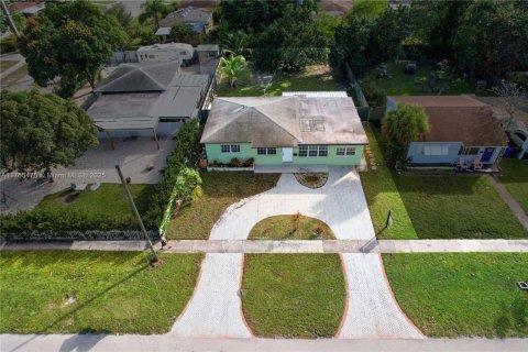 House in North Miami Beach, Florida 3 bedrooms, 129.6 sq.m. № 1696836 - photo 3