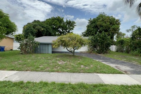 Villa ou maison à Lauderdale Lakes, Floride 3 chambres, 119.01 m2 № 2325286
