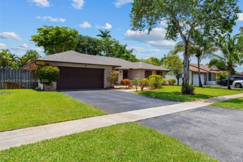 House in Plantation, Florida 3 bedrooms, 193.33 sq.m. № 1727786 - photo 1