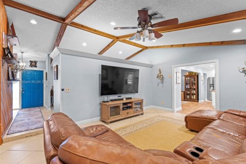 House in Plantation, Florida 3 bedrooms, 193.33 sq.m. № 1727786 - photo 16