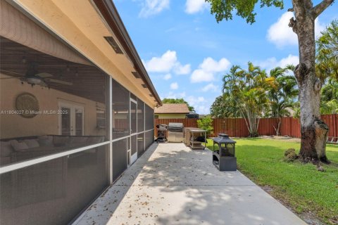 House in Plantation, Florida 3 bedrooms, 193.33 sq.m. № 1727786 - photo 28