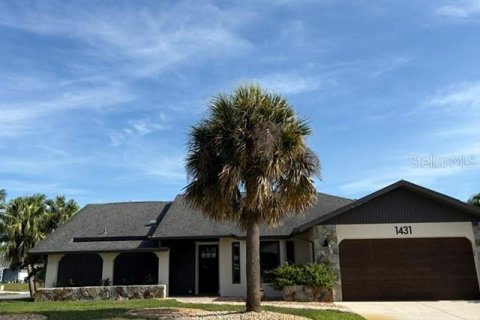 House in Venice, Florida 3 bedrooms, 164.81 sq.m. № 2201396