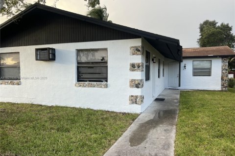 Casa en venta en West Park, Florida, 6 dormitorios, 172.33 m2 № 1978385 - foto 2