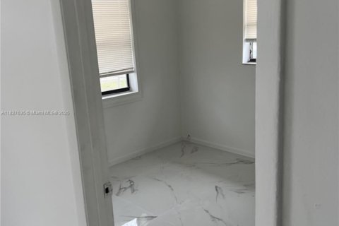 Casa en venta en West Park, Florida, 6 dormitorios, 172.33 m2 № 1978385 - foto 14