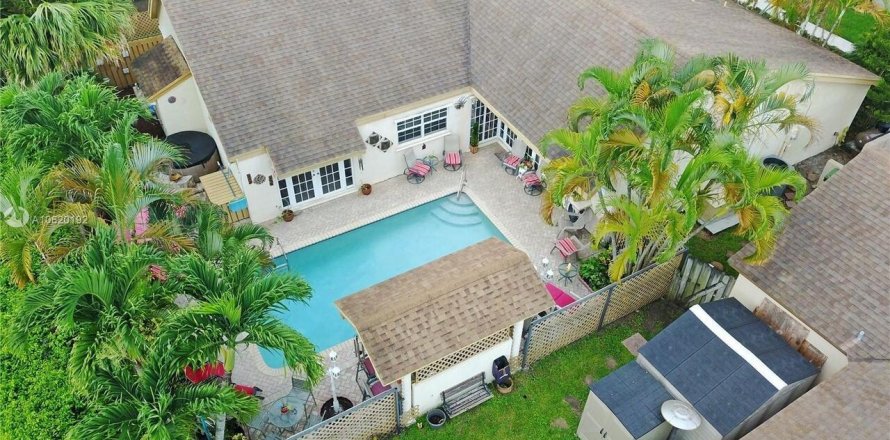 House in Weston, Florida 5 bedrooms, 229.93 sq.m. № 2086551