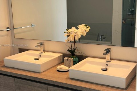 Condo in Sunny Isles Beach, Florida, 2 bedrooms  № 1927270 - photo 9