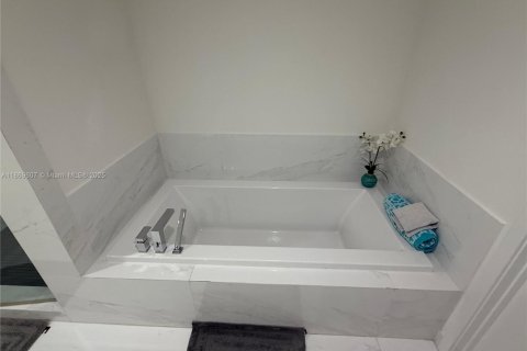 Condo in Sunny Isles Beach, Florida, 2 bedrooms  № 1927270 - photo 16