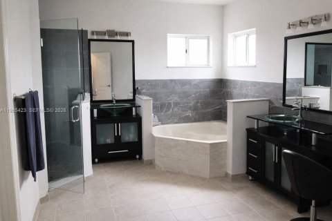 Купить виллу или дом в Хомстед, Флорида 5 спален, 331.38м2, № 2048850 - фото 16