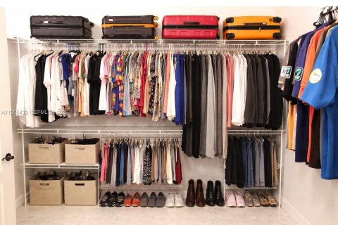 Купить виллу или дом в Хомстед, Флорида 5 спален, 331.38м2, № 2048850 - фото 17