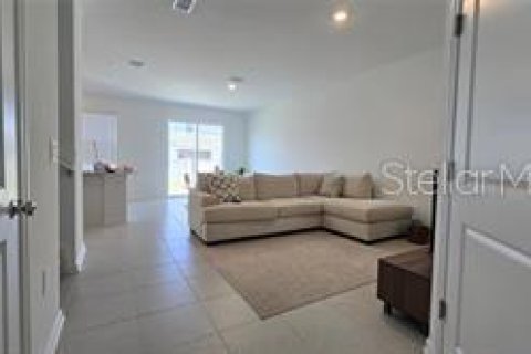 Touwnhouse à louer à Poinciana, Floride: 3 chambres, 176.51 m2 № 2387523 - photo 3