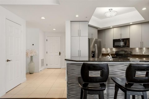 Condo in Sarasota, Florida, 2 bedrooms № 2202368 - photo 8