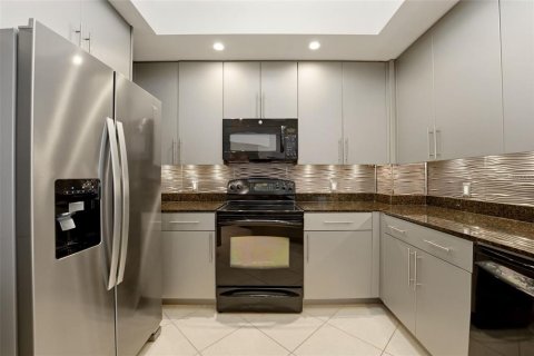 Condo in Sarasota, Florida, 2 bedrooms № 2202368 - photo 16