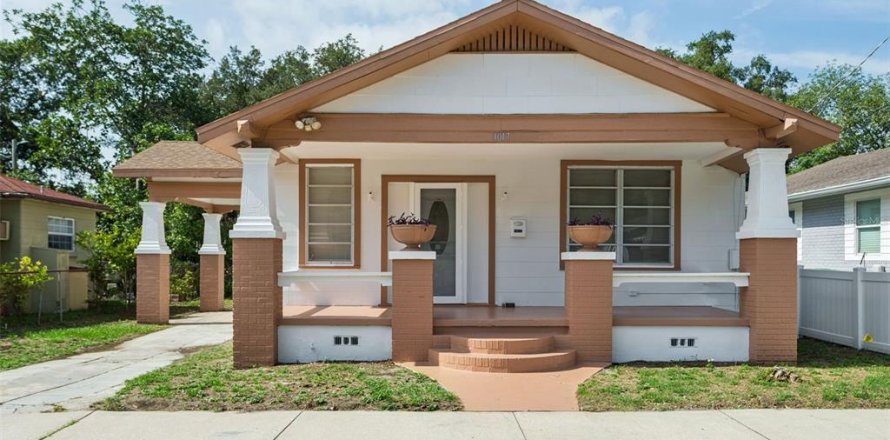 House in Tampa, Florida 3 bedrooms, 110.37 sq.m. № 2237734