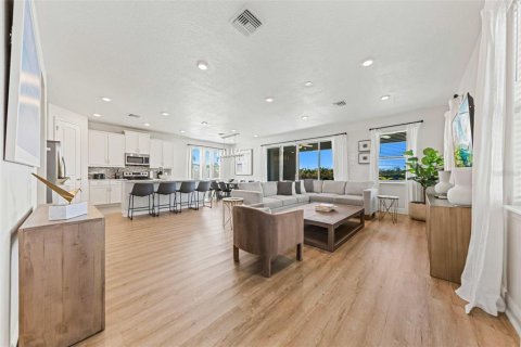 Casa en venta en Kissimmee, Florida, 5 dormitorios, 239.13 m2 № 2384075 - foto 3