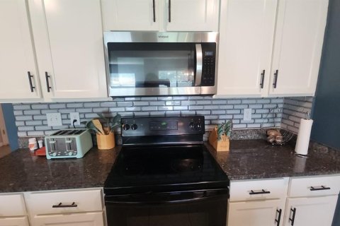 House in Zephyrhills, Florida 4 bedrooms, 171.5 sq.m. № 1835371 - photo 8