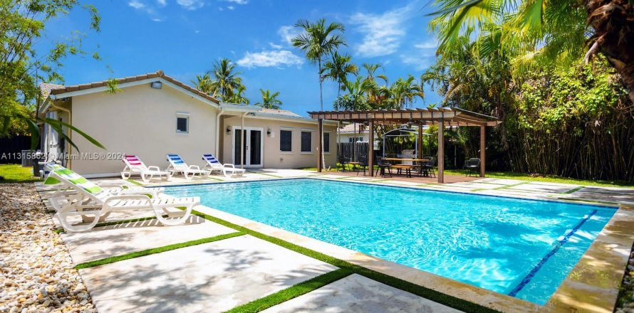 Дом в Холливуд, Флорида 5 спален, 143.63м2 № 1979731