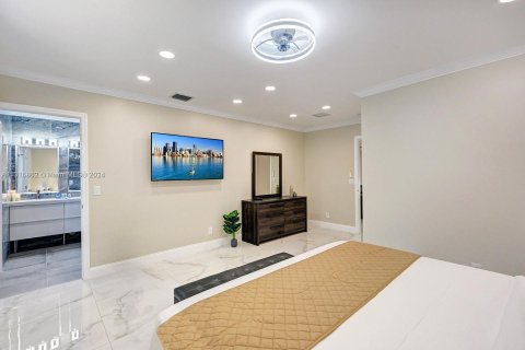 Снять в аренду виллу или дом в Холливуд, Флорида 5 спален, 143.63м2, № 1979731 - фото 16