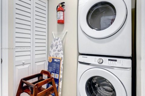 Снять в аренду виллу или дом в Холливуд, Флорида 5 спален, 143.63м2, № 1979731 - фото 29