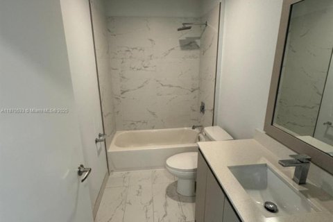 Снять в аренду таунхаус в Майами, Флорида 3 спальни, 127.83м2, № 1979479 - фото 10