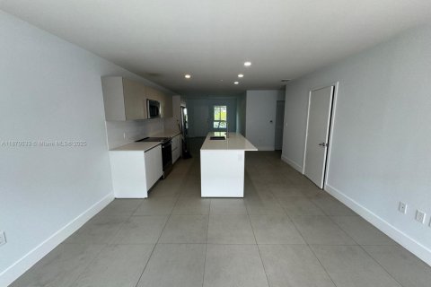 Снять в аренду таунхаус в Майами, Флорида 3 спальни, 127.83м2, № 1979479 - фото 3