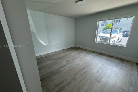 Снять в аренду таунхаус в Майами, Флорида 3 спальни, 127.83м2, № 1979479 - фото 9