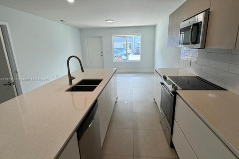 Снять в аренду таунхаус в Майами, Флорида 3 спальни, 127.83м2, № 1979479 - фото 1