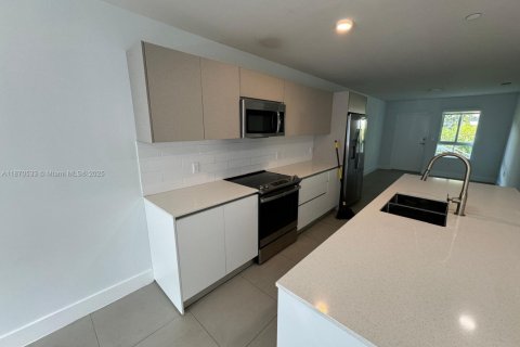 Снять в аренду таунхаус в Майами, Флорида 3 спальни, 127.83м2, № 1979479 - фото 4